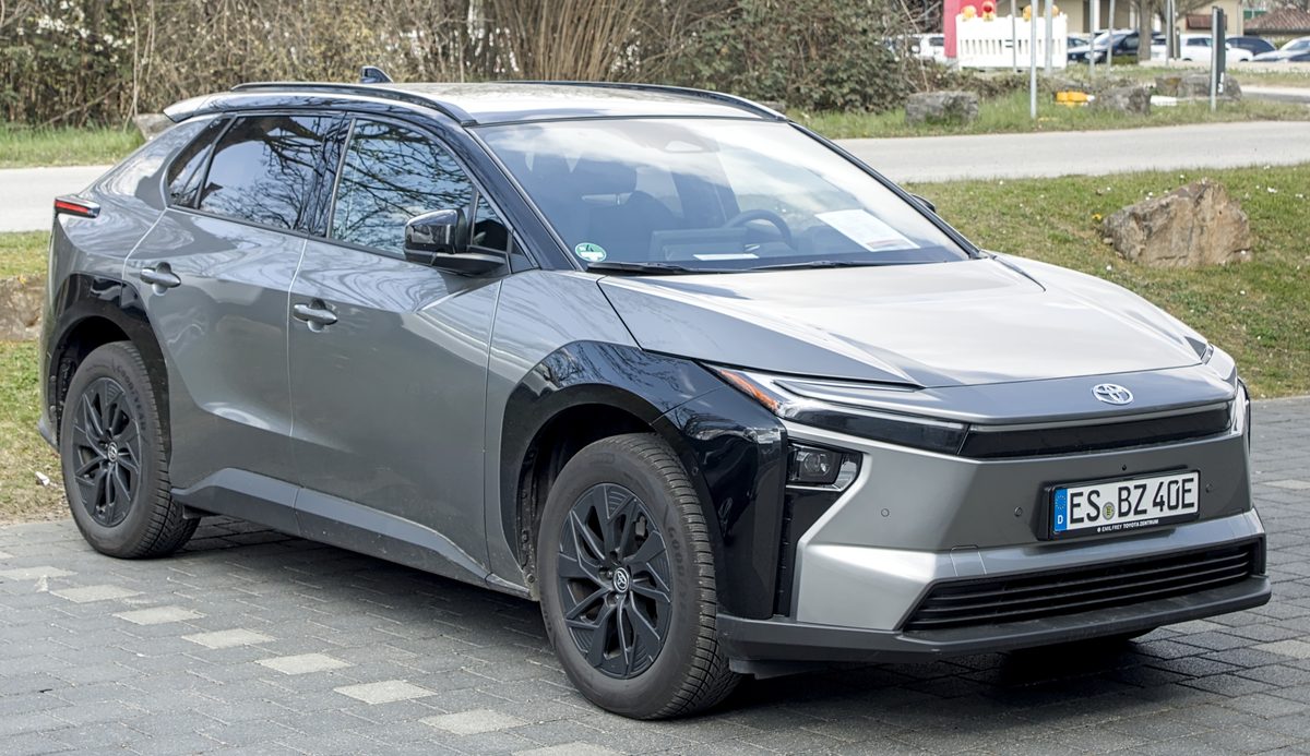 Toyota bZ4X 2026 w szarym lakierze, widok z przodu — elektryk napędzający sprzedaż Toyoty w Europie