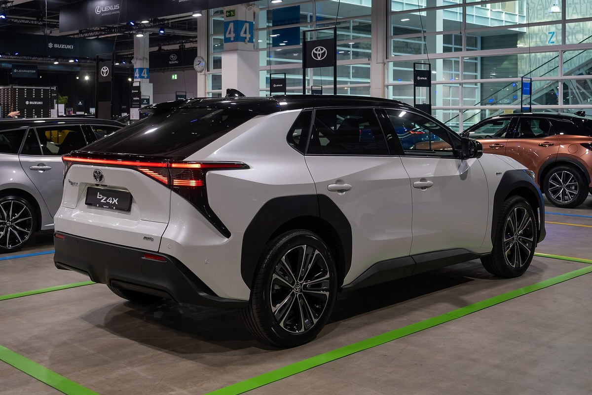 Biała Toyota bZ4X na wystawie samochodowej w Zurychu