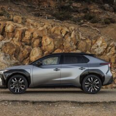 Toyota bZ4X 167 KM 57,7 kWh (2022) – widok z boku
