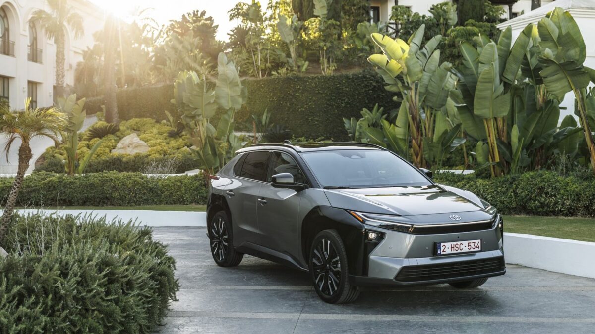 Toyota bZ4X 167 KM 57,7 kWh (2022) – widok z przodu
