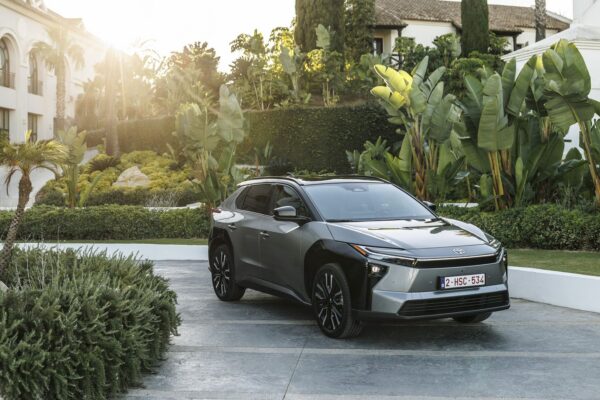 Toyota bZ4X (2022) – widok z przodu