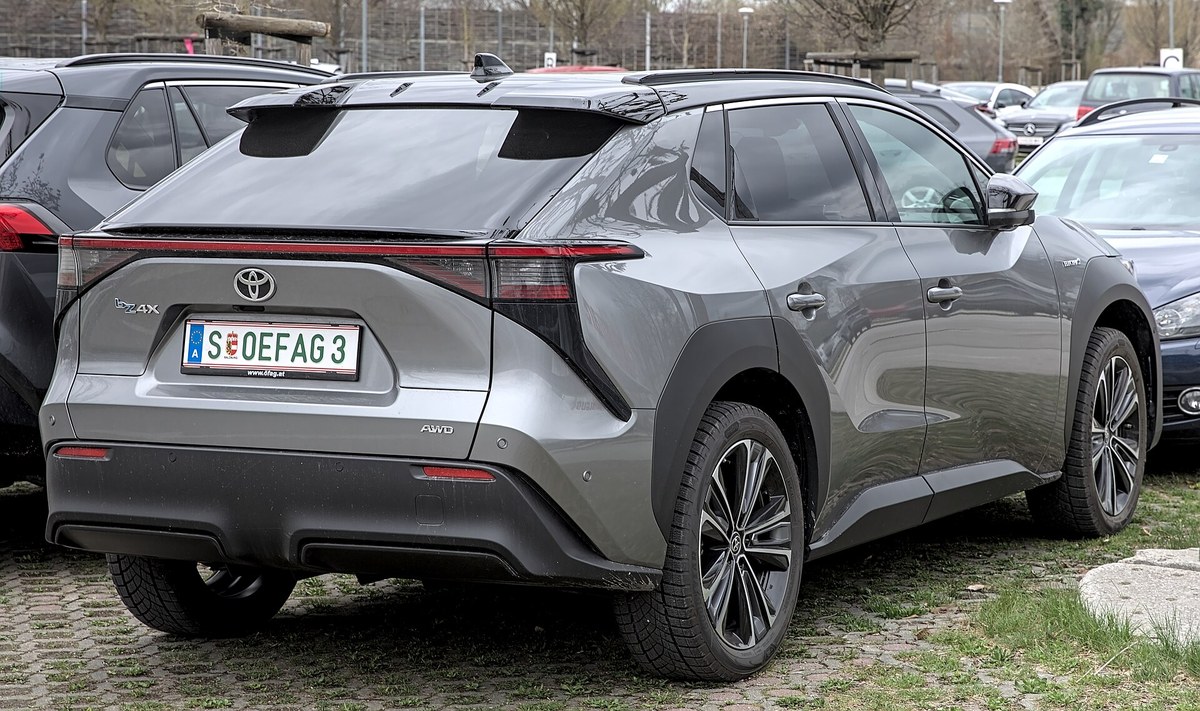 Szara Toyota bZ4X zaparkowana tyłem na utwardzonym placu