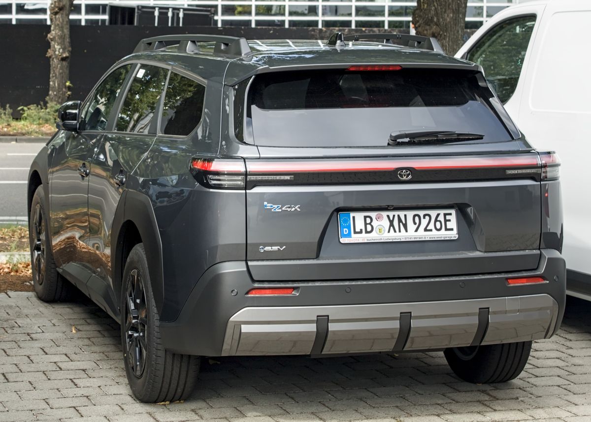 Toyota bZ4X Touring w ciemnym lakierze, widok z tyłu, z oznaczeniem BEV na klapie