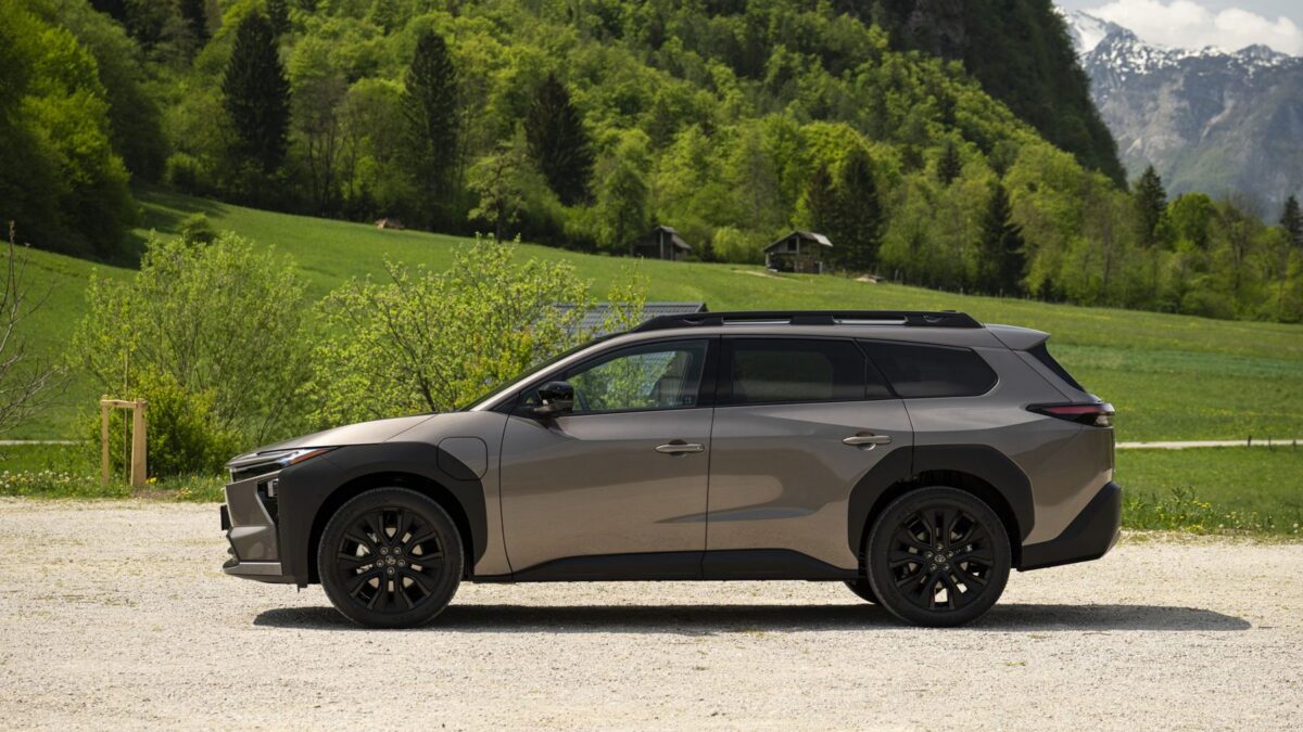 Toyota bZ4X Touring – widok z boku