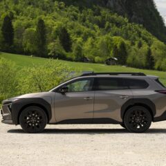 Toyota bZ4X Touring 224 KM 74,7 kWh (2025) – widok z boku