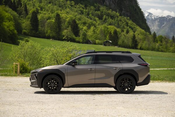 Toyota bZ4X Touring – widok z boku