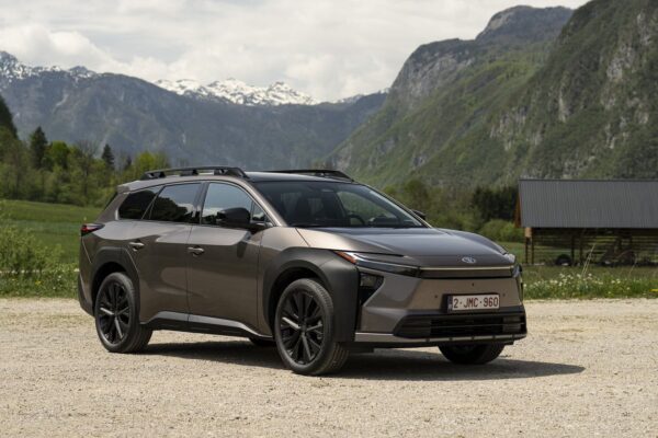 Toyota bZ4X Touring (2025) – widok z przodu