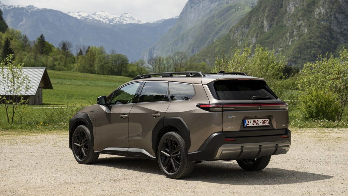 Toyota bZ4X Touring 224 KM 74,7 kWh (2025) – widok z tyłu
