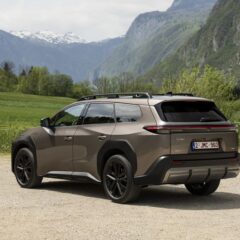 Toyota bZ4X Touring 224 KM 74,7 kWh (2025) – widok z tyłu