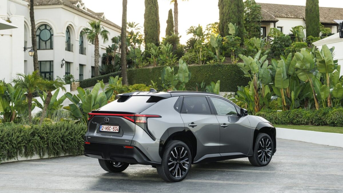Toyota bZ4X 167 KM 57,7 kWh (2022) – widok z tyłu