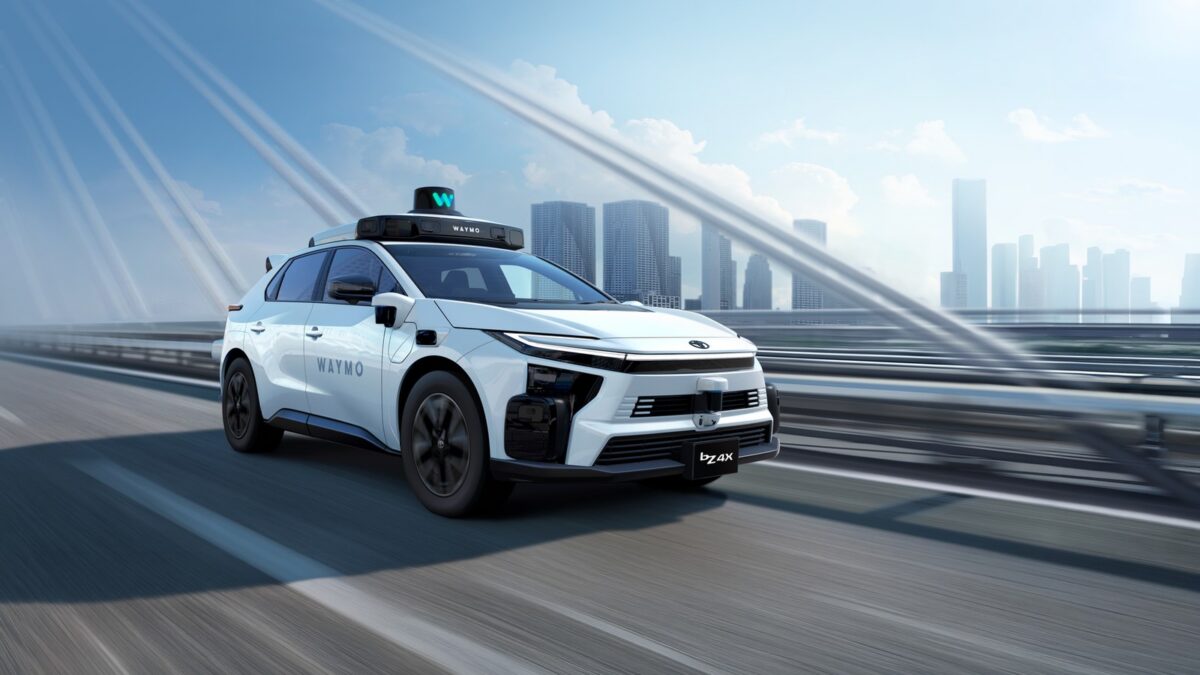 Toyota bZ4X robotaxi z czujnikami Waymo na dachu jedzie po estakadzie