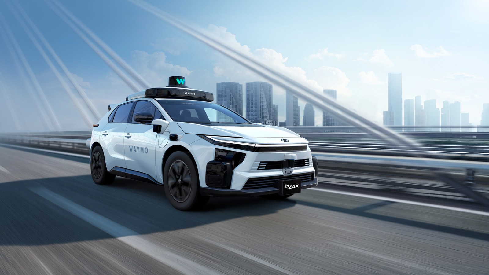 Toyota bZ4X robotaxi z czujnikami Waymo na dachu jedzie po estakadzie