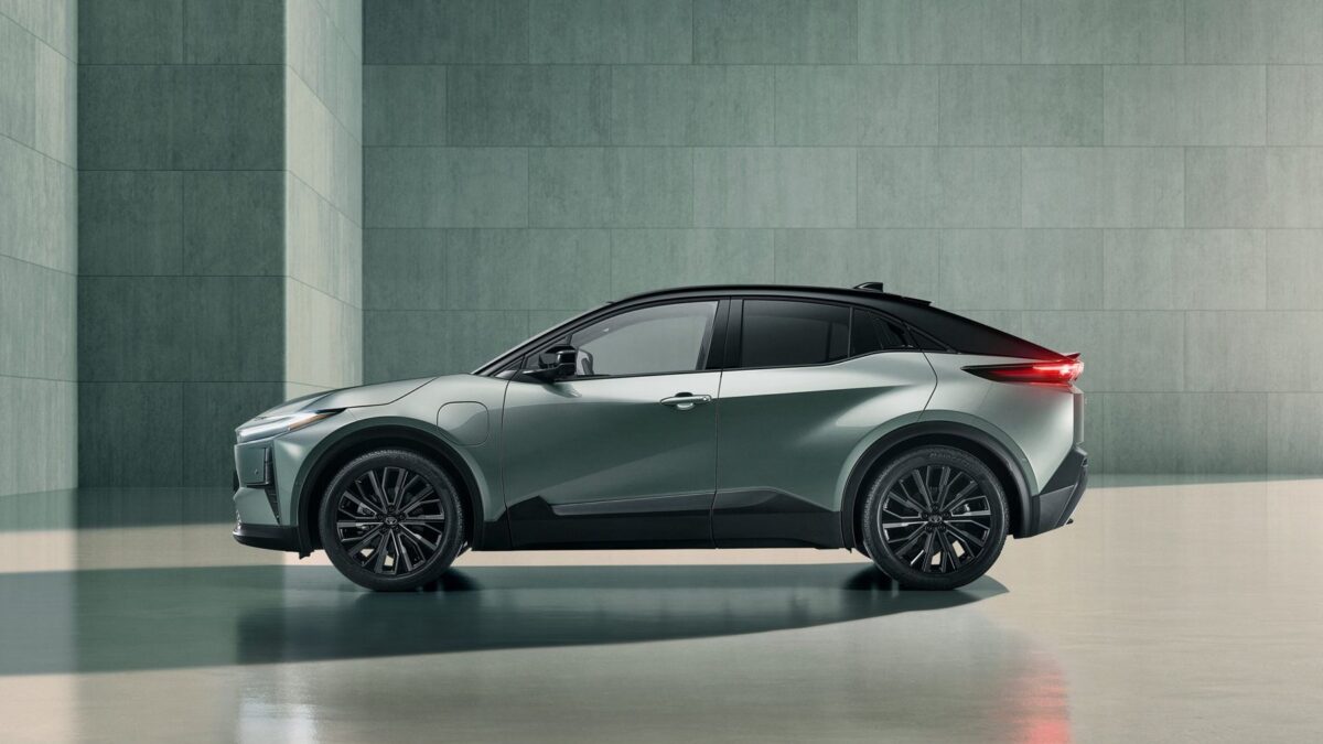 Toyota C-HR+ – widok z boku