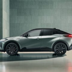 Toyota C-HR+ 167 KM 57,7 kWh (2025) – widok z boku