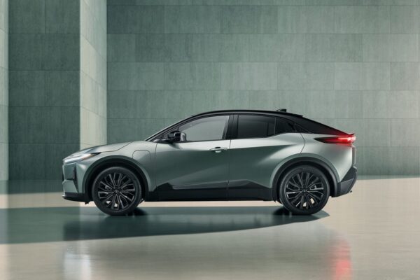 Toyota C-HR+ – widok z boku