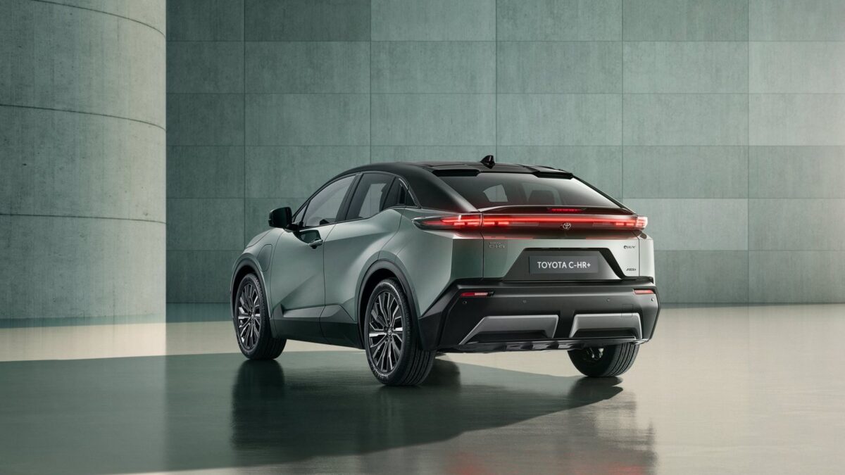 Toyota C-HR+ 167 KM 57,7 kWh (2025) – widok z tyłu