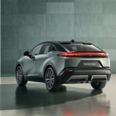Toyota C-HR+ 167 KM 57,7 kWh (2025) – widok z tyłu