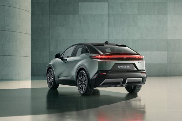 Toyota C-HR+ (2025) – widok z tyłu