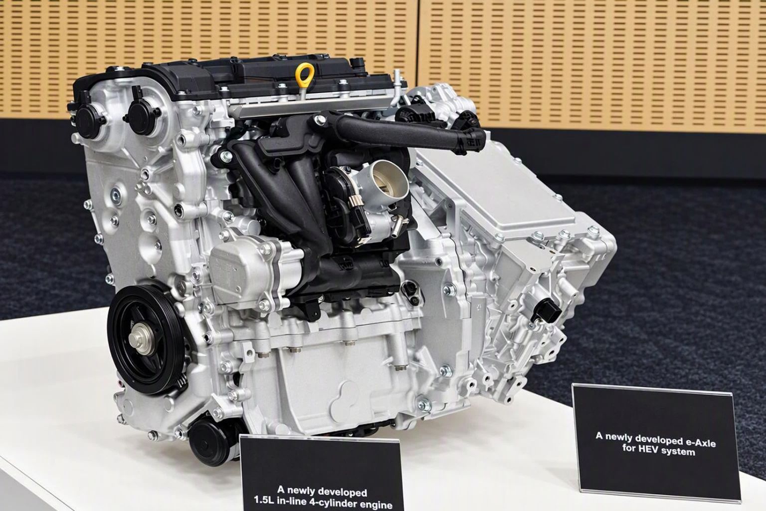 Nowa generacja hybryd Toyoty — silnik 1,5 l i oś elektryczna na wystawie prasowej