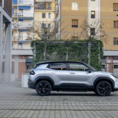 Toyota Urban Cruiser 144 KM 49 kWh (2025) – widok z boku