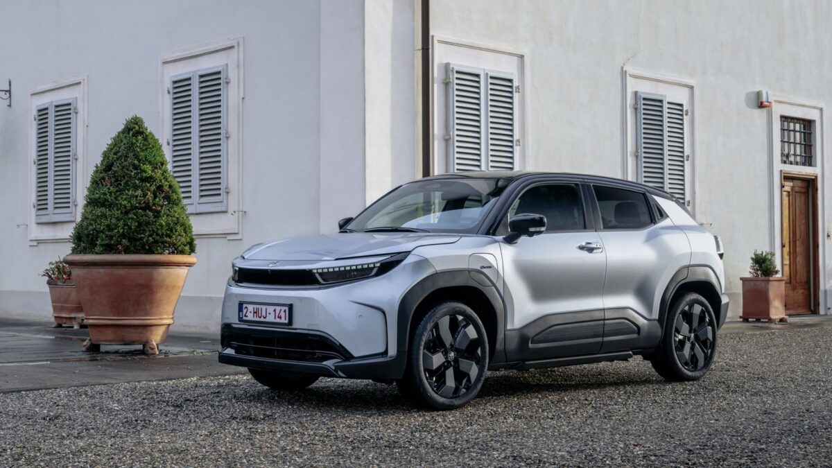 Toyota Urban Cruiser 144 KM 49 kWh (2025) – widok z przodu