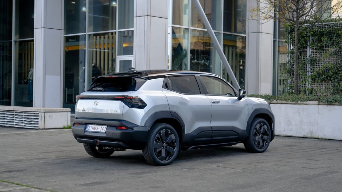 Toyota Urban Cruiser 144 KM 49 kWh (2025) – widok z tyłu