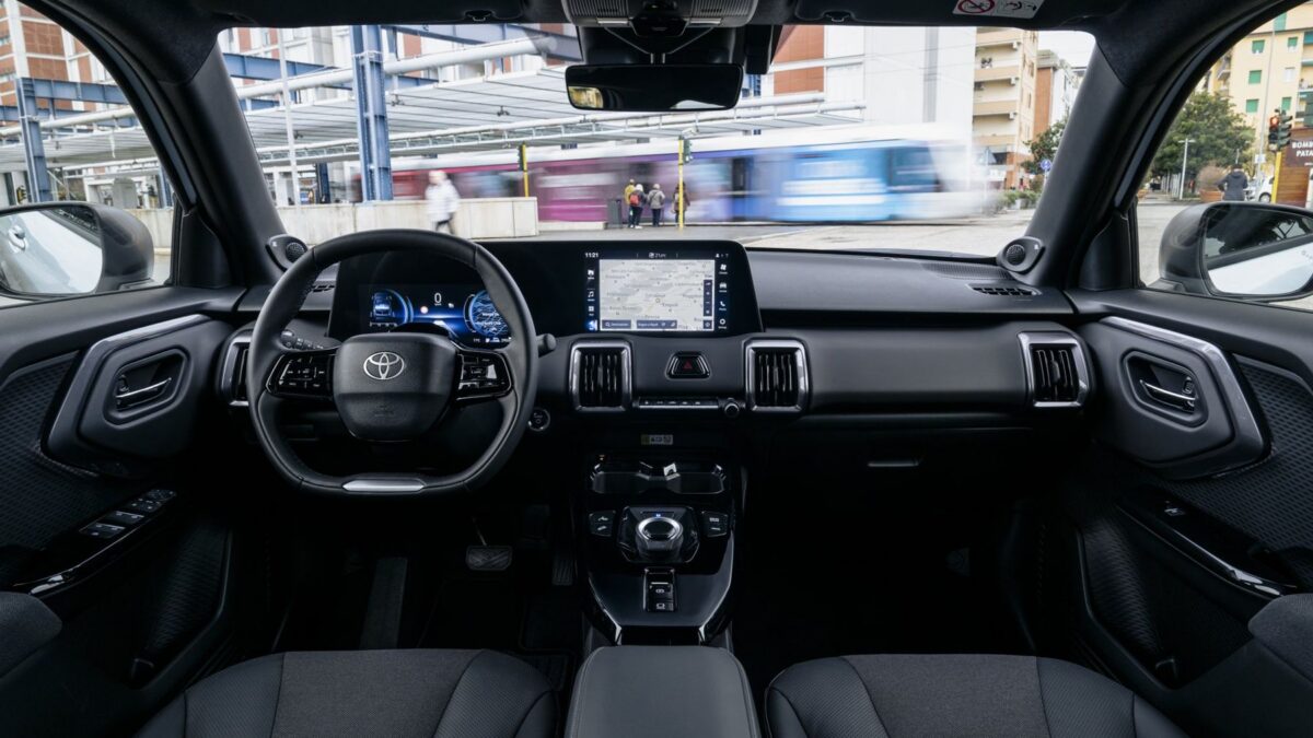 Toyota Urban Cruiser 144 KM 49 kWh (2025) – wnętrze