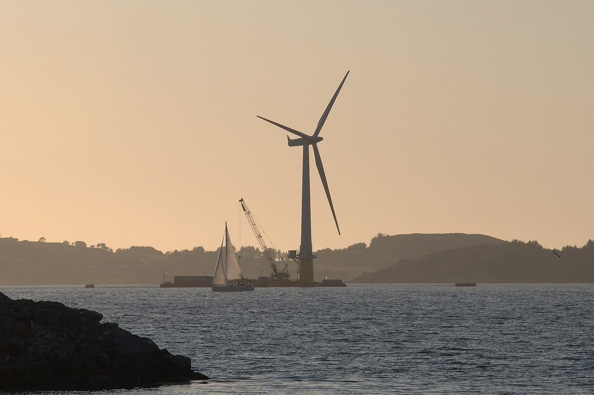 Pływająca turbina wiatrowa Hywind zmontowana w fiordzie koło Stavanger