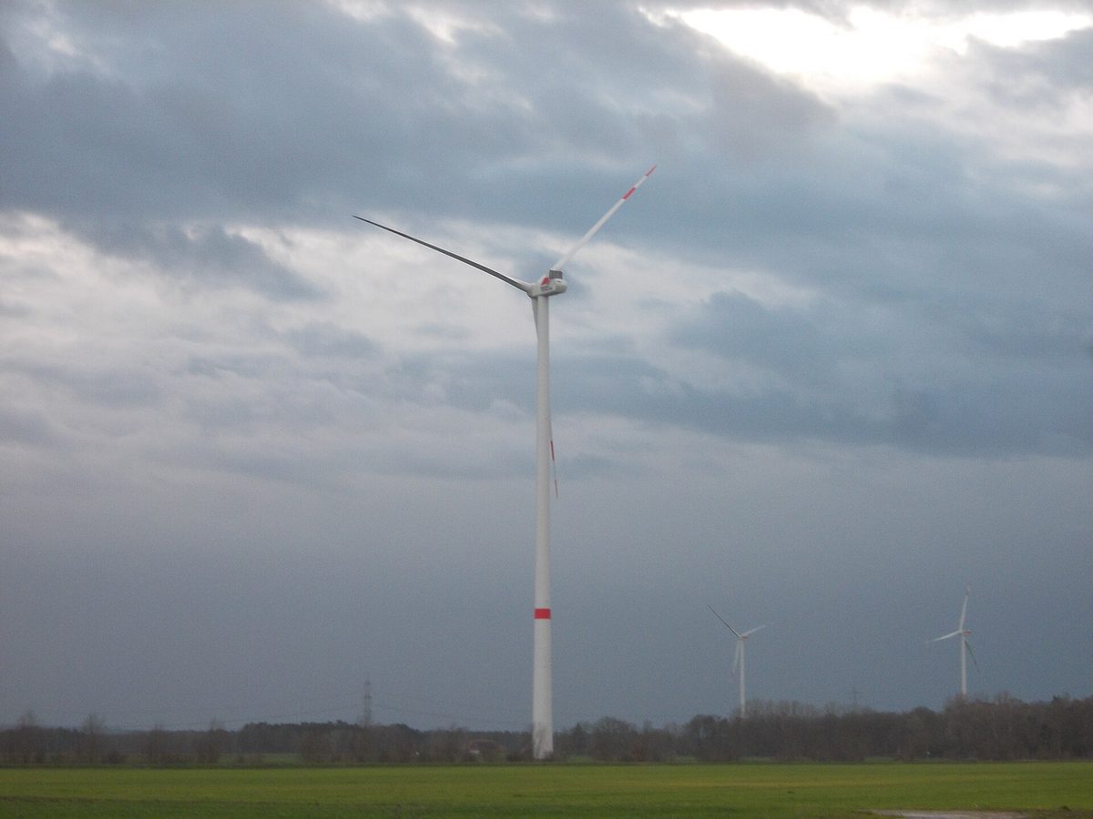Turbina wiatrowa Vestas V126 na tle pochmurnego nieba, widok z pola