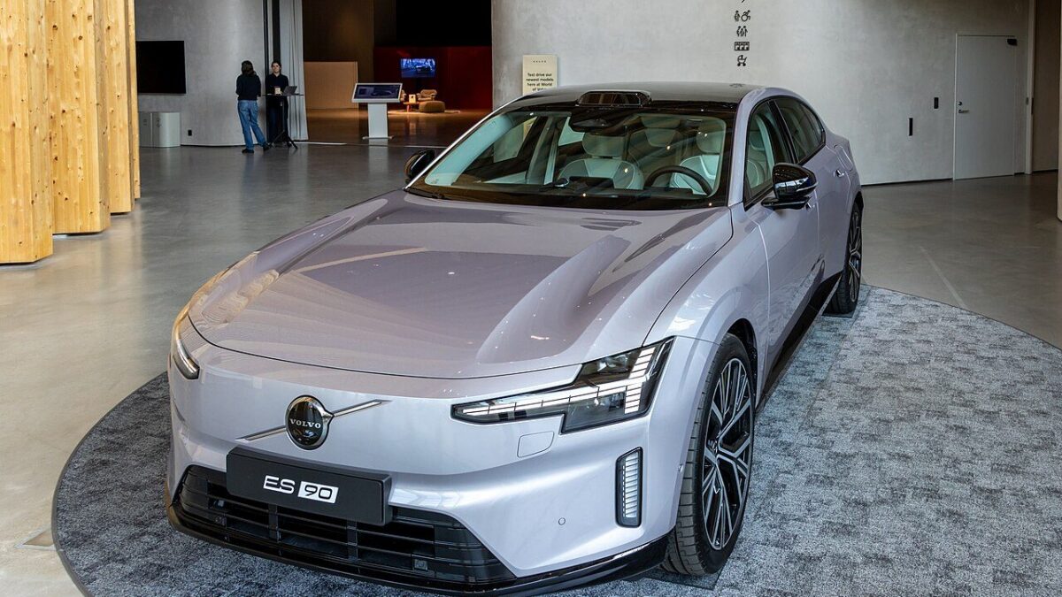 Volvo ES90 Single Motor Extended Range Core (2025) – widok z przodu