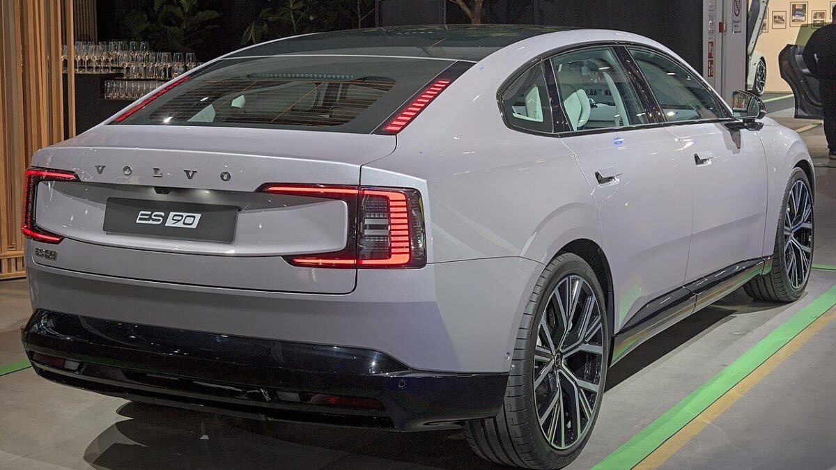 Volvo ES90 Single Motor Extended Range Core (2025) – widok z tyłu