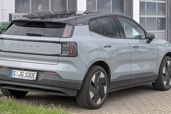 Volvo EX30 (2024) – widok z tyłu
