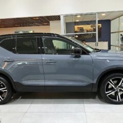 Volvo EX40 P5 Essential (2023) – widok z boku