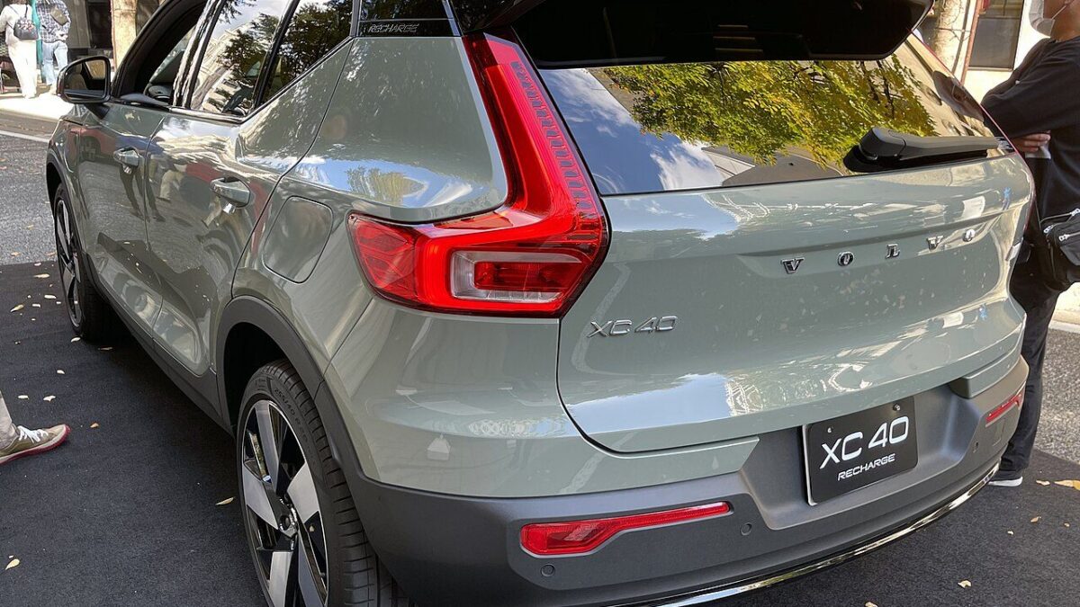 Volvo EX40 P5 Essential (2023) – zdjęcie 2