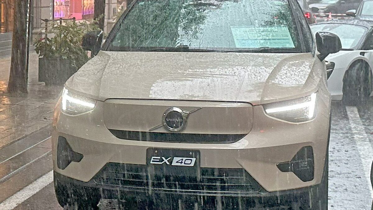 Volvo EX40 P5 Essential (2023) – widok z przodu