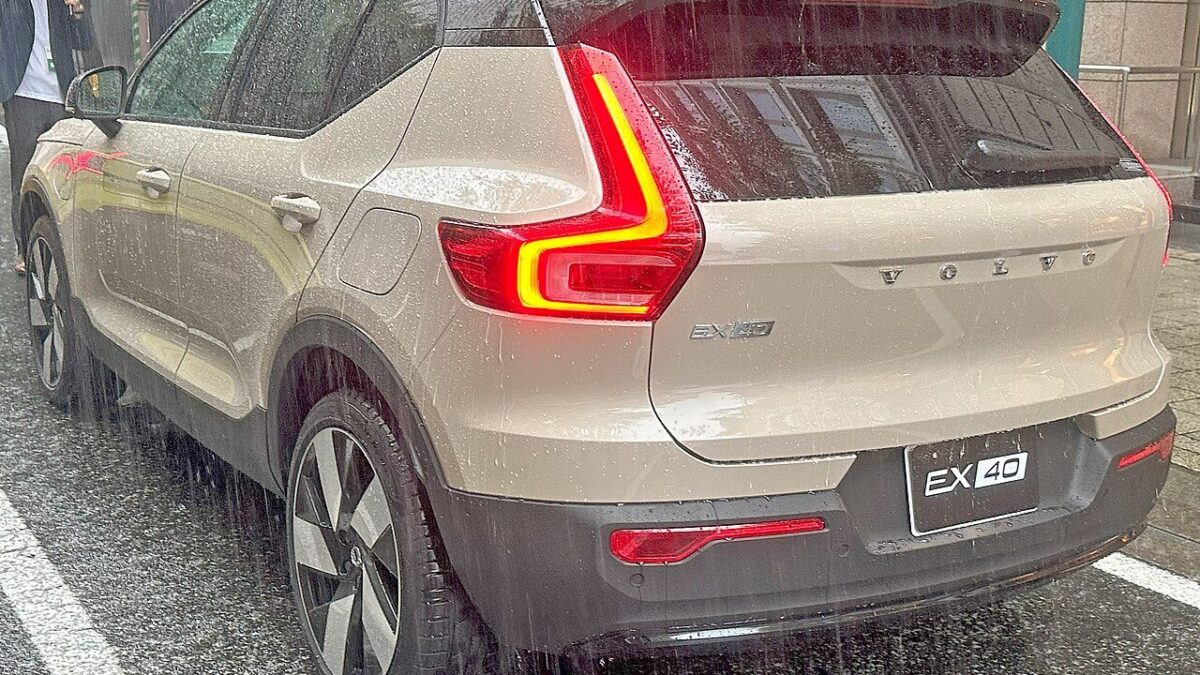 Volvo EX40 P5 Essential (2023) – widok z tyłu