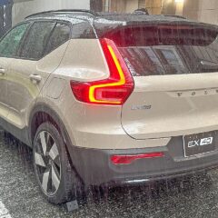 Volvo EX40 P5 Essential (2023) – widok z tyłu