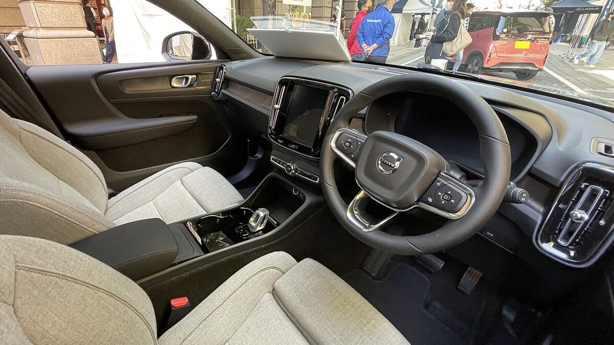 Volvo EX40 P5 Essential (2023) – wnętrze