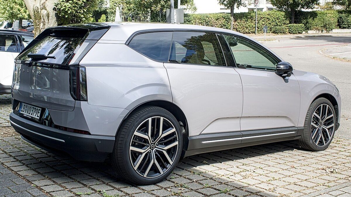 Volvo EX60 P10 AWD Plus (2026) – widok z tyłu