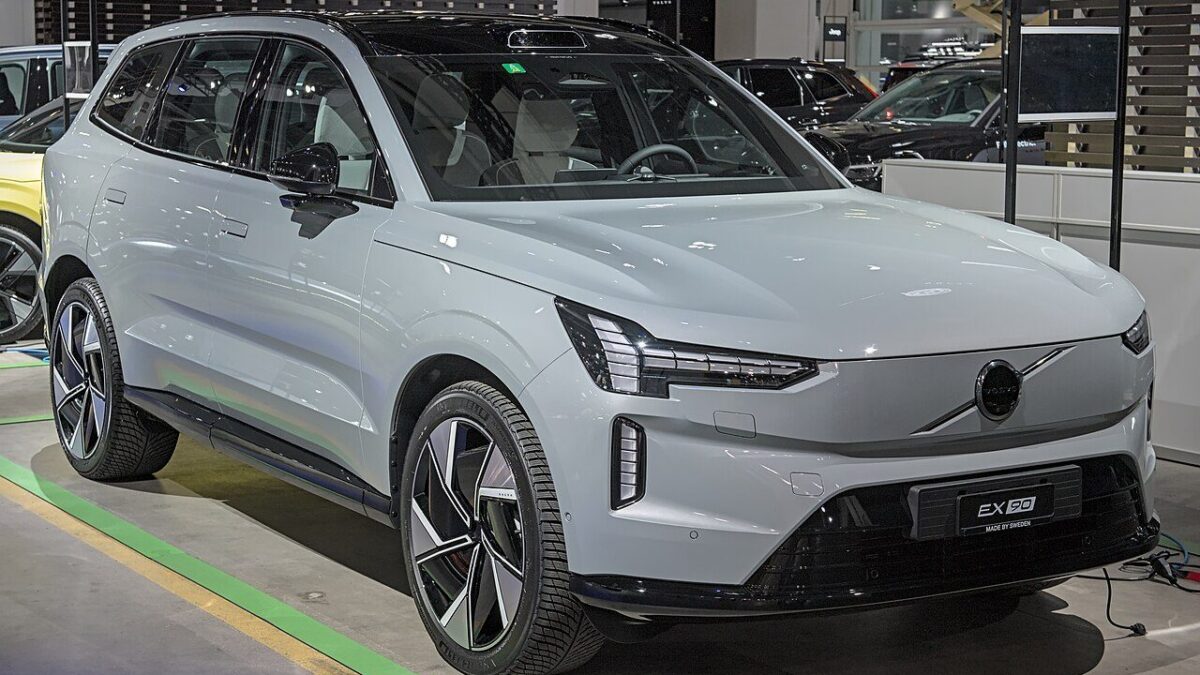 Volvo EX90 Single Motor Core (2024) – widok z przodu