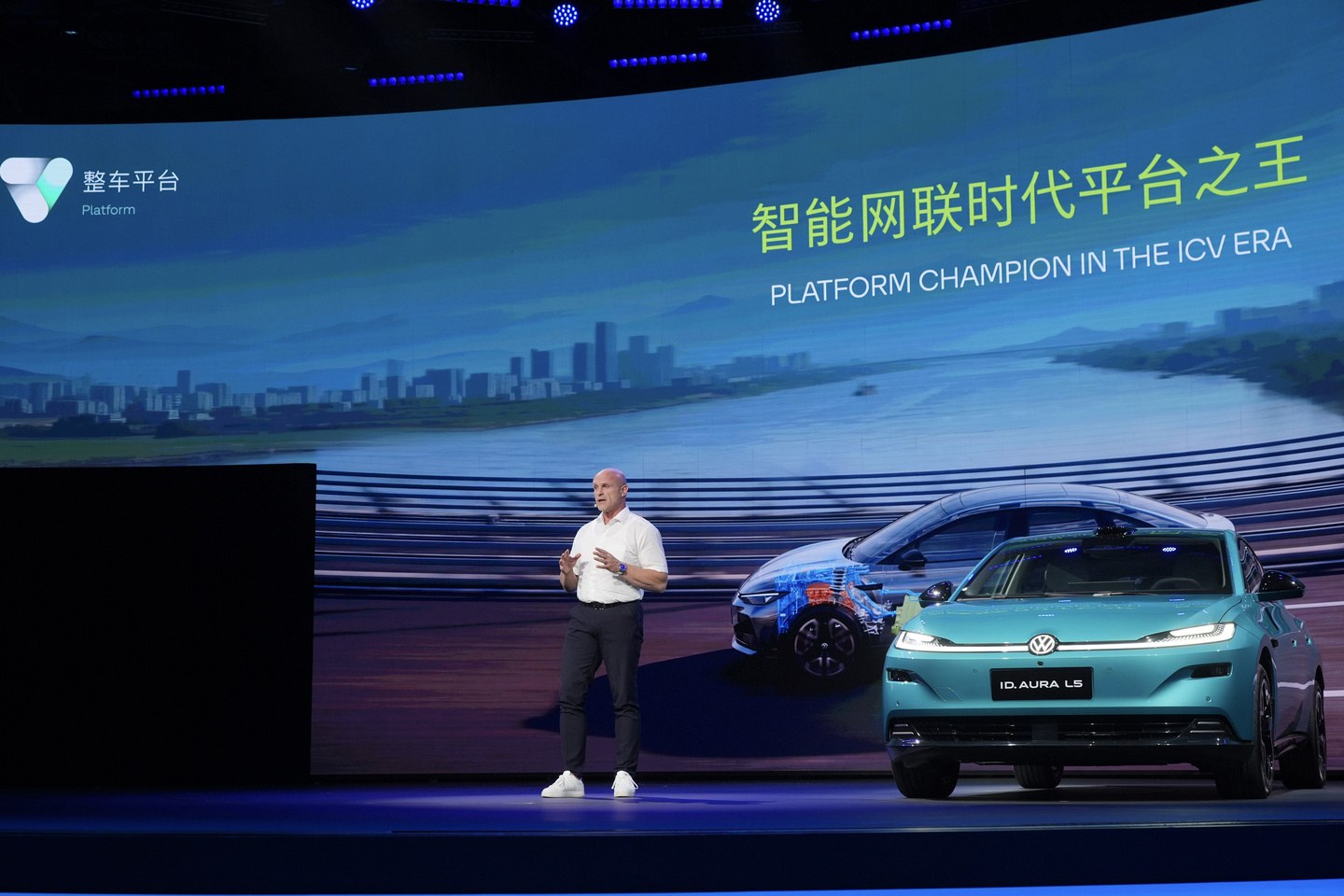 Turkusowy Volkswagen ID. AURA L5 na scenie w Hefei podczas prezentacji platformy VEGA
