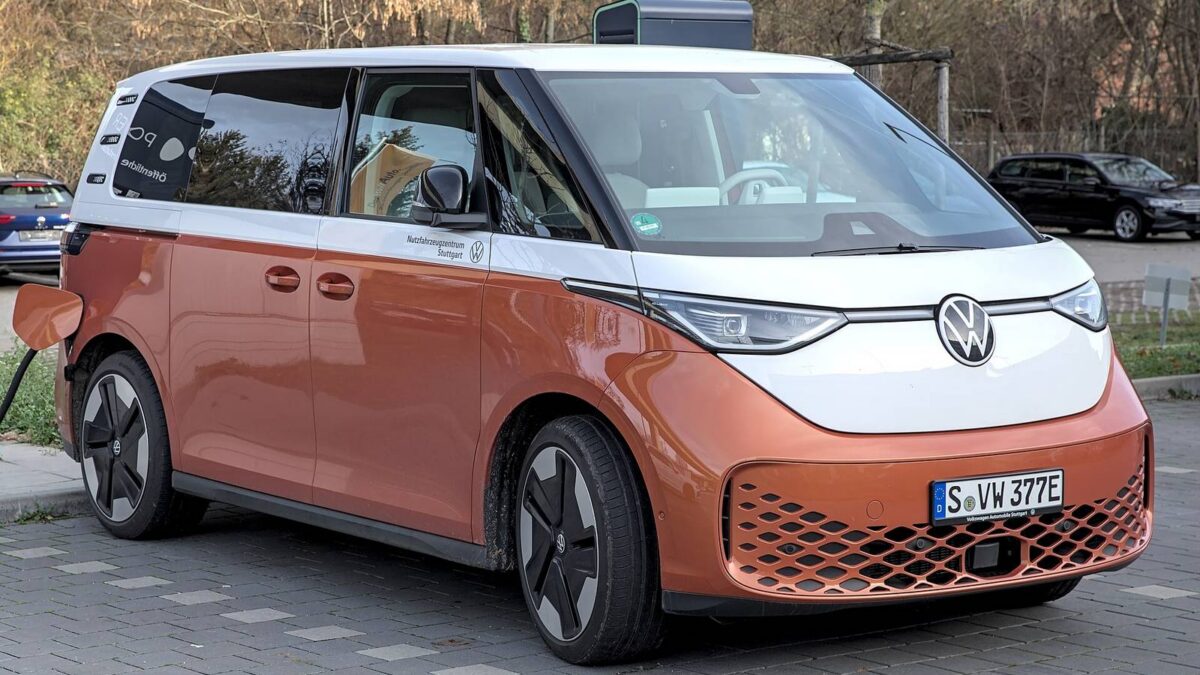 Volkswagen ID. Buzz w wersji pięcioosobowej widziany z przodu