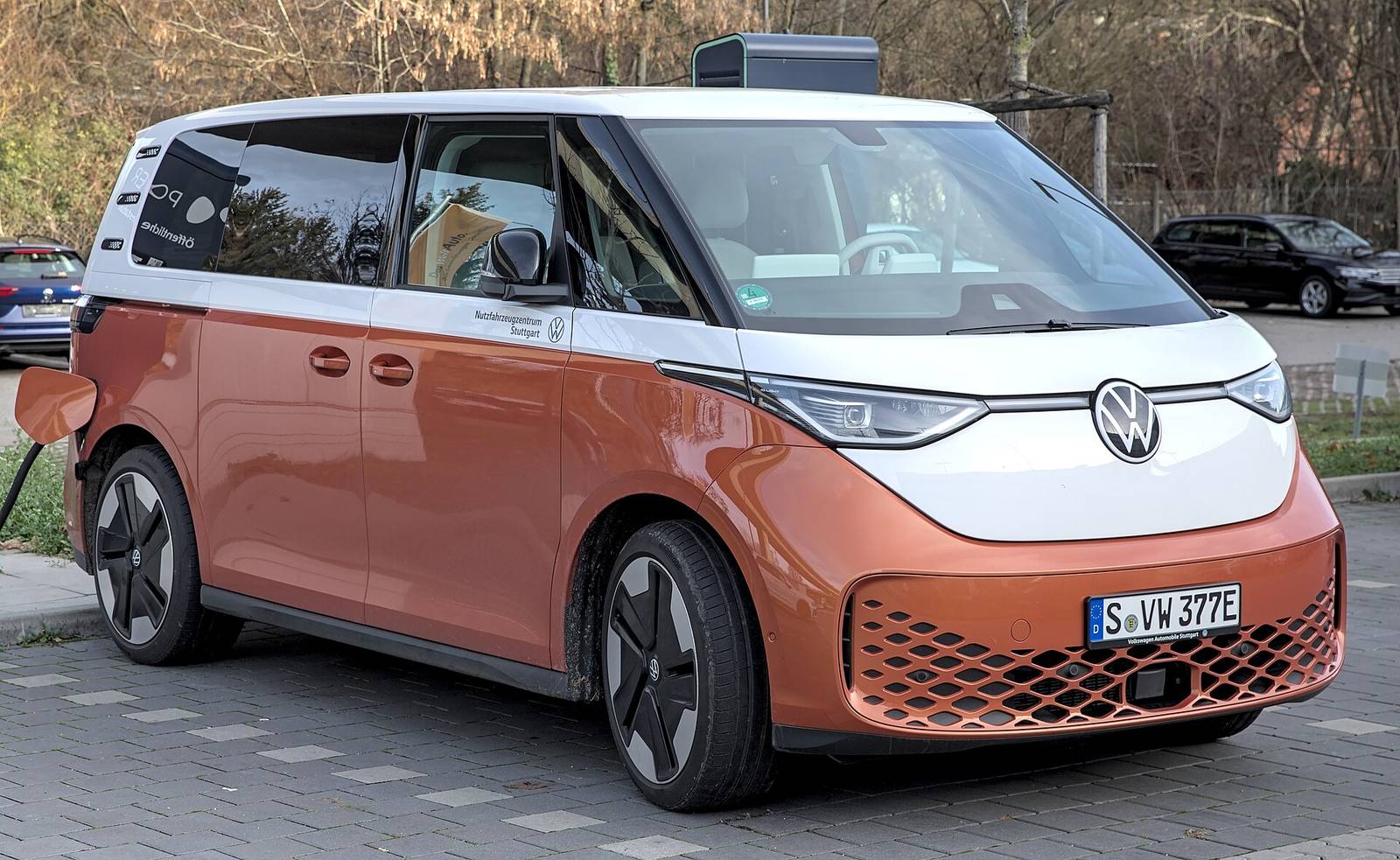 Volkswagen ID. Buzz w wersji pięcioosobowej widziany z przodu
