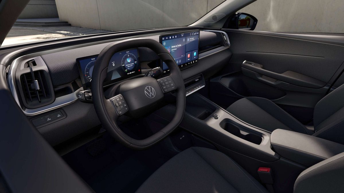Wnętrze Volkswagena ID. Cross z ekranem dotykowym i kierownicą