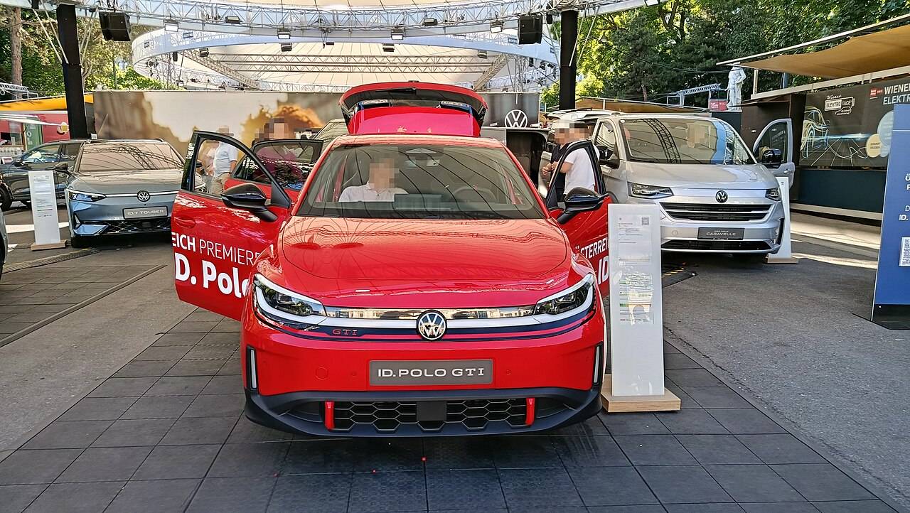 Volkswagen ID. Polo GTI od przodu, widoczne reflektory i czerwone akcenty zderzaka