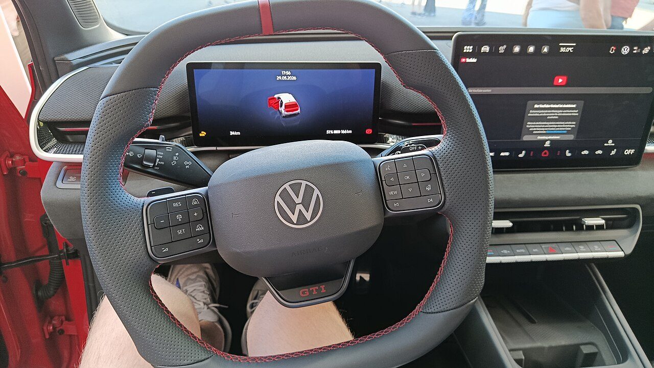 Wnętrze elektrycznego Volkswagena ID. Polo GTI z czerwonymi przeszyciami i sportowymi fotelami