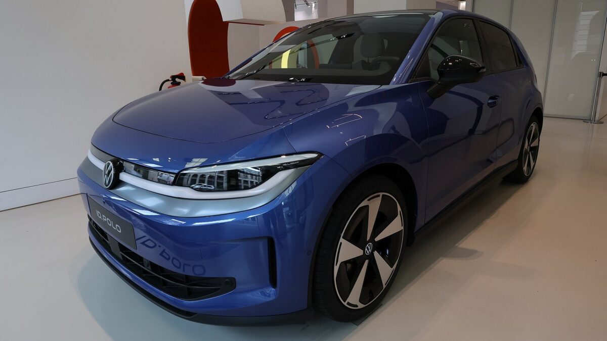 Niebieski Volkswagen ID. Polo, elektryczny mały samochód z rodziny Electric Urban Car Family