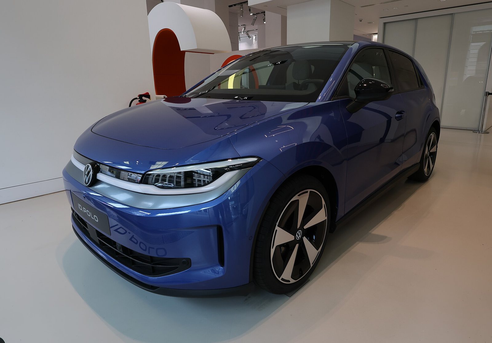Niebieski Volkswagen ID. Polo, elektryczny mały samochód z rodziny Electric Urban Car Family