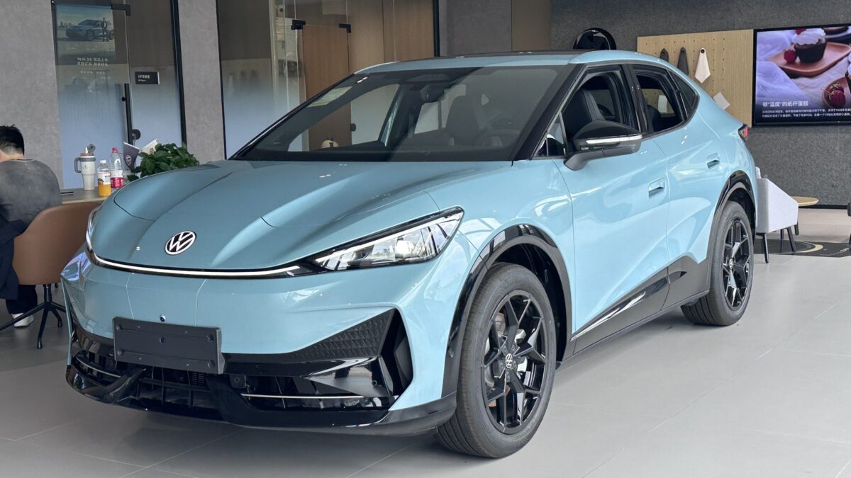 Niebieski Volkswagen ID. Unyx 06 w salonie w Chinach; zdjęcie ilustruje temat jazda autonomiczna L3 Volkswagena