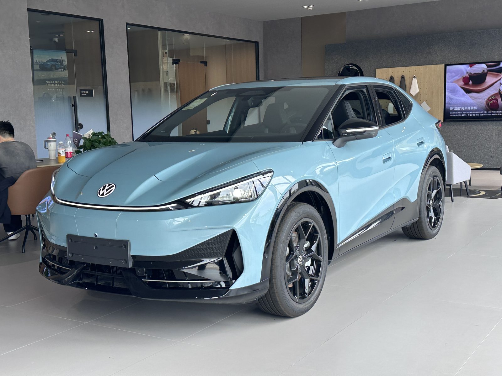 Niebieski Volkswagen ID. Unyx 06 w salonie w Chinach; zdjęcie ilustruje temat jazda autonomiczna L3 Volkswagena